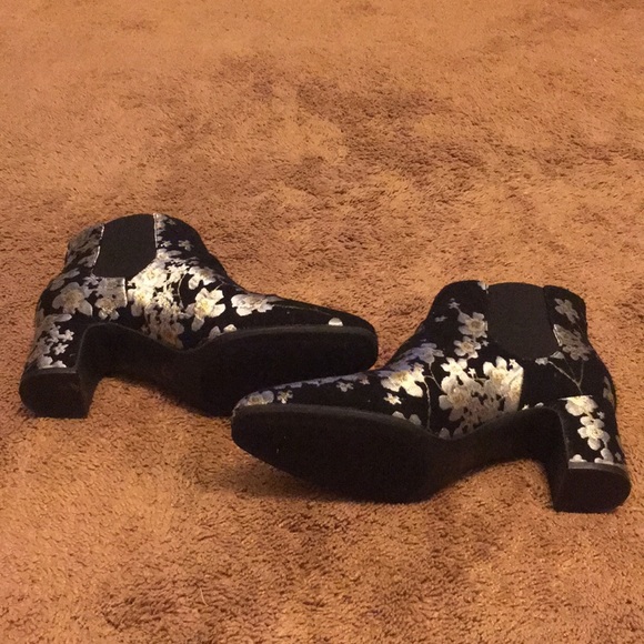 Anne Klein black and gold booties - Picture 4 of 4